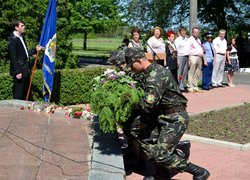Покладання гірлянди з живих квітів до Меморіалу полеглим захисникам Вітчизни кращими студентами університету